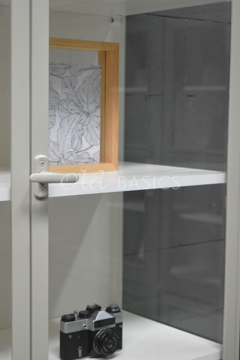 Detail van Apothekerskast Demi, 2 deuren, RAL7032, grijs, beige, materiaal staal